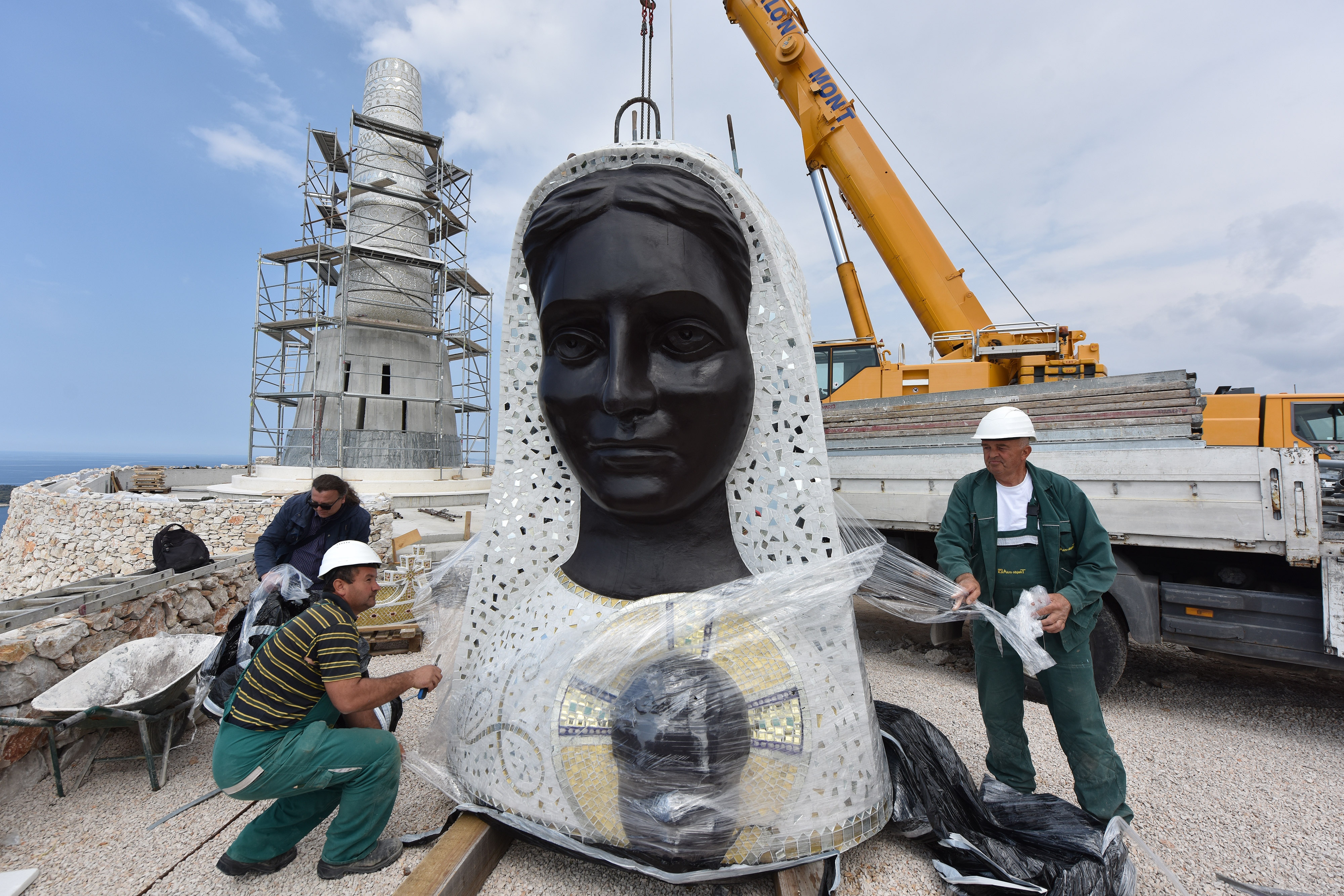 Doneseni i posljedni dijelovi velikoga kipa Gospe od Loreta, glava i kruna Doneseni i posljedni dijelovi velikoga kipa Gospe od Loreta, glava i kruna
