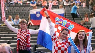 Hrvatski navijači u Parizu na utakmici Slovenija – Hrvatska za 3. mjesto na Svjetskom prvenstvu