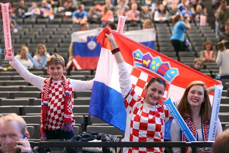 Hrvatski navijači u Parizu na utakmici Slovenija – Hrvatska za 3. mjesto na Svjetskom prvenstvu