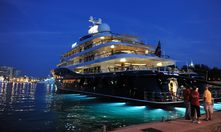 Zadar, 150811.
Danas u vecernjim satima u zadarsku luku uplovila je jahta Cake Walk duga 85 metara i siroka 14. Jahta koja plovi pod zastavom Kajmanskog otocja sagradjena je 2010 godine i najveca je privatna jahta sagradjena u Americi posljednjih 80 godin