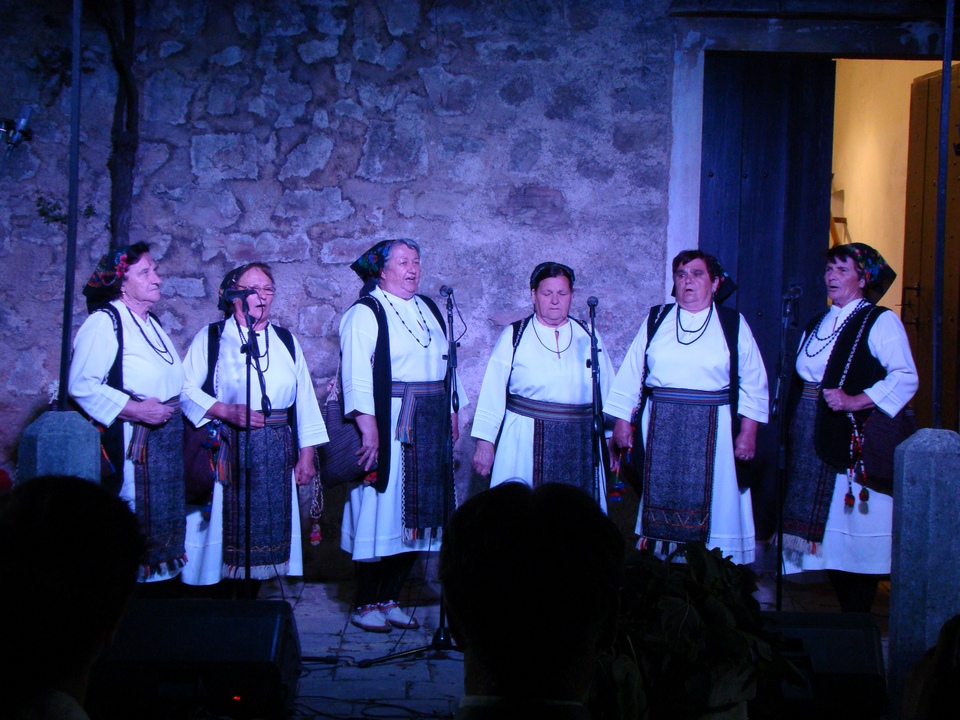 U subotu, 16. srpnja, na Kaštelu Benković u Benkovcu, u sklopu Benkovačkog kulturnog ljeta održan je “9. Etno festival – Benkovac 2016.” U subotu, 16. srpnja, na Kaštelu Benković u Benkovcu, u sklopu Benkovačkog kulturnog ljeta održan je “9. Etno festival – Benkovac 2016.”