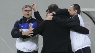 Klagenfurt, 190510.
Prijateljska nogometna utakmica na stadionu Hypo Group Arena izmedju reprezentacija Austrije i Hrvatske.
Na slici: strucni stozer slavi nakon gola Bilica.
Foto: Drago Sopta / CROPIX