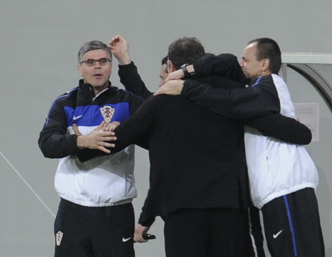 Klagenfurt, 190510.
Prijateljska nogometna utakmica na stadionu Hypo Group Arena izmedju reprezentacija Austrije i Hrvatske.
Na slici: strucni stozer slavi nakon gola Bilica.
Foto: Drago Sopta / CROPIX