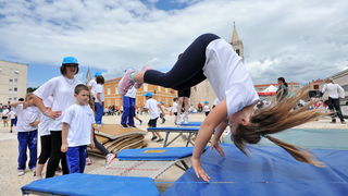 Zadar, 250513.
Univerzalna sportska skola “Dite zadarsko” kraj sezone obiljezila proslavom cetvrtog rodjendana i odrzavanjem sportskih igara na Forumu.
Na fotografiji: sporske igre “Dite zadarsko”.
Foto: Luka Gerlanc / CROPIX