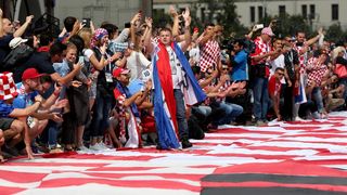 Hrvatski navijači u centru Moskve razvili divovsku zastavu Hrvatski navijači u centru Moskve razvili divovsku zastavu
