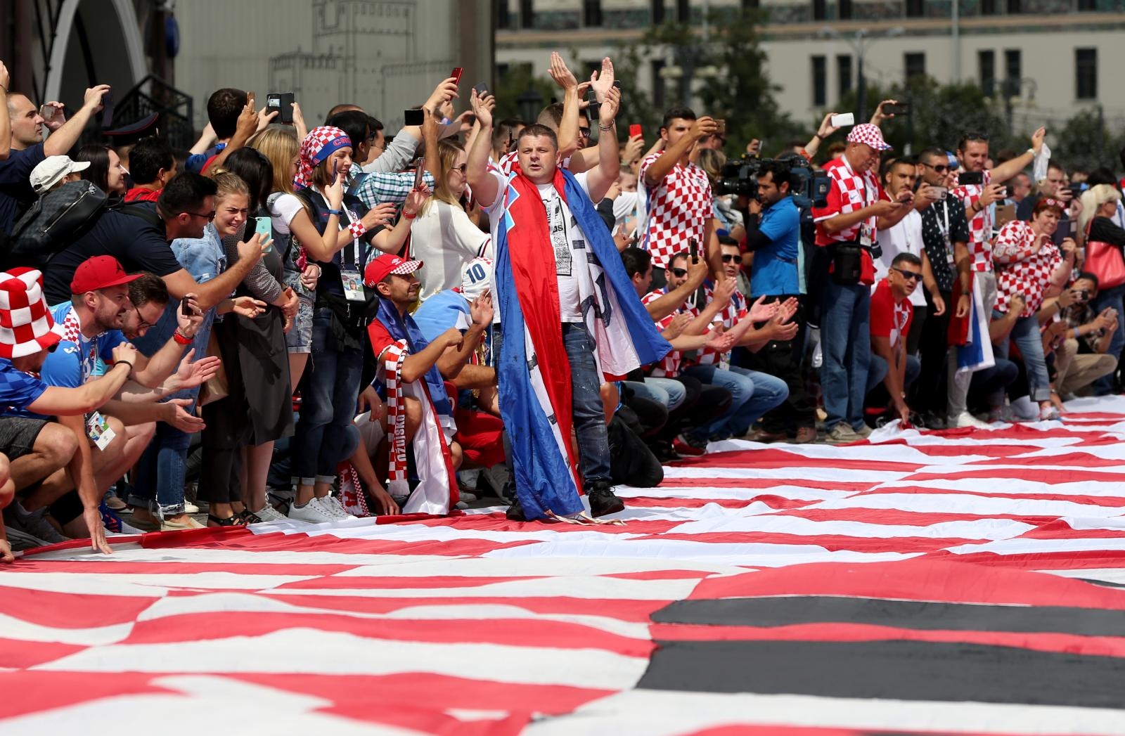Hrvatski navijači u centru Moskve razvili divovsku zastavu Hrvatski navijači u centru Moskve razvili divovsku zastavu