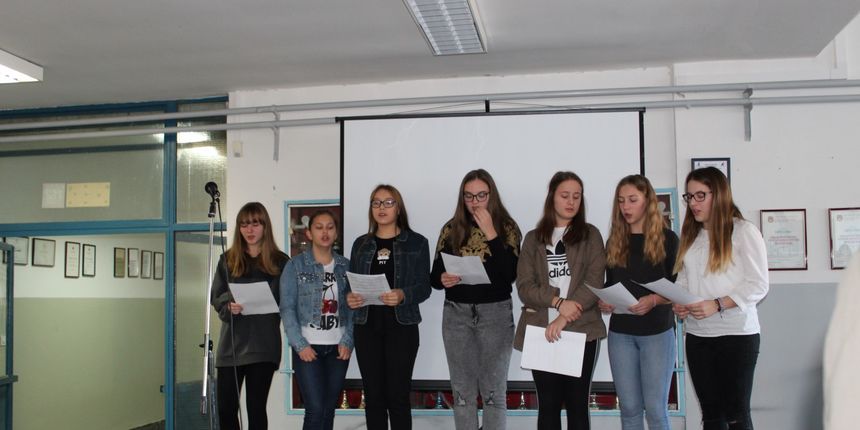 Benkovački srednjoškolci literarnim sastavima odali počast žrtvama Vukovara i Škabrnje Benkovački srednjoškolci literarnim sastavima odali počast žrtvama Vukovara i Škabrnje