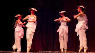 Plesna čestitka Zadarskog plesnog ansambla, Foto: Leo Banić Plesna čestitka Zadarskog plesnog ansambla, Foto: Leo Banić