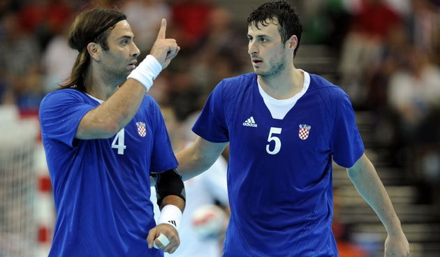 London, 020812.
Dvorana Copper Box.
Hrvatska muska rukometna reprezentacija igra utakmicu 3. kolo u skupini B protiv Madjarske tokom Olimpijskih Igra u Londonu.
Na fotografiji: Ivano Balic i Domagoj Duvnjak.
Foto: Drago Sopta / CROPIX