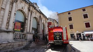 Veliki požar izbio u zgradi na Narodnom trgu Veliki požar izbio u zgradi na Narodnom trgu