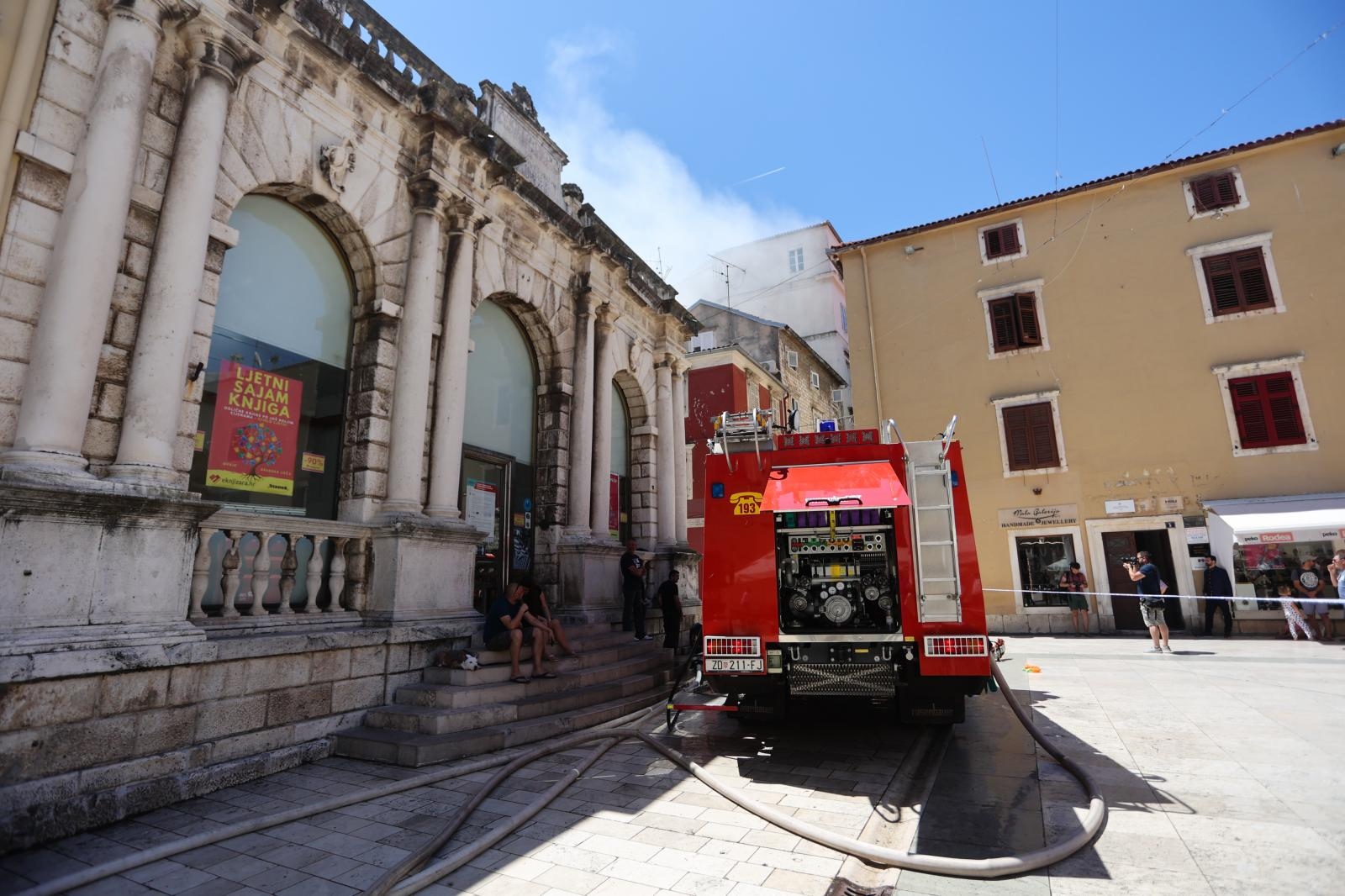 Veliki požar izbio u zgradi na Narodnom trgu Veliki požar izbio u zgradi na Narodnom trgu