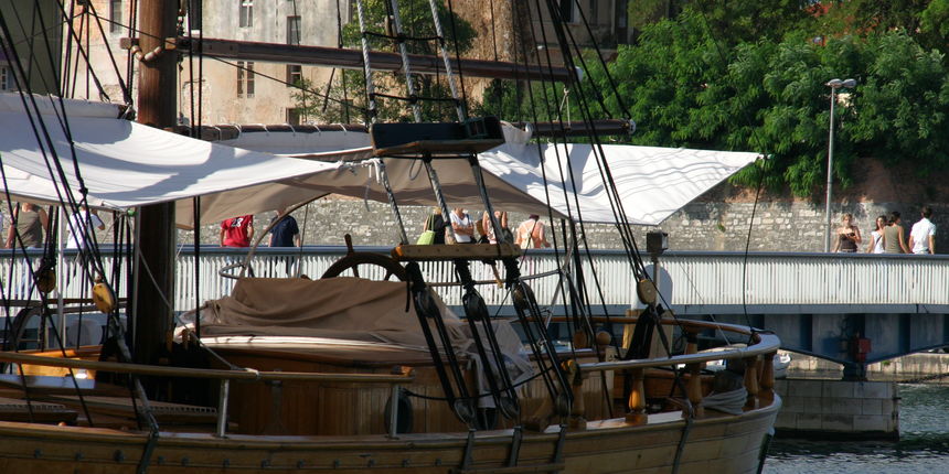 Jedrenjak i most Jedrenjak i most