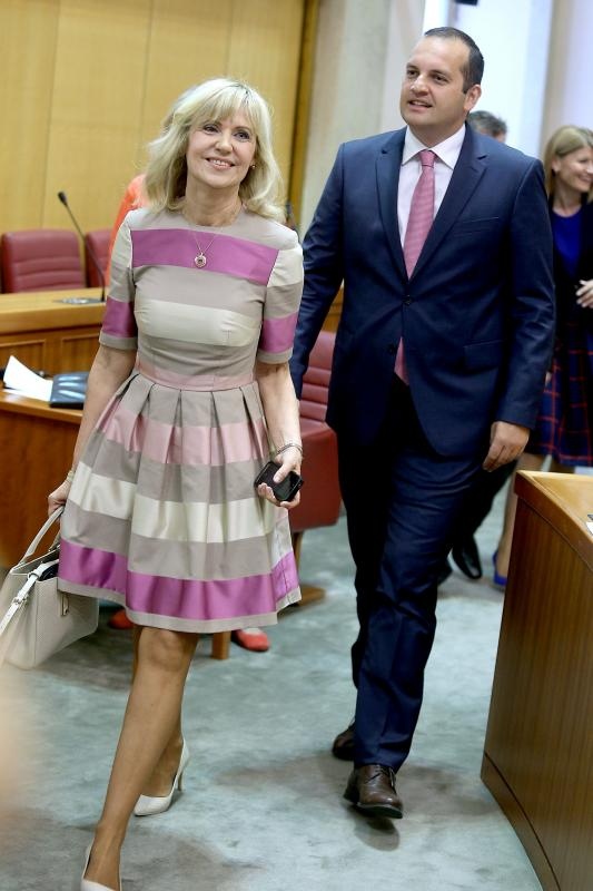 Ingrid Antičević Marinović svojim modnim izričajem razbija saborsko sivilo. Foto: Patrik Maček/PIXSELL Ingrid Antičević Marinović svojim modnim izričajem razbija saborsko sivilo. Foto: Patrik Maček/PIXSELL