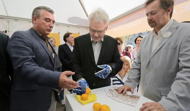 Cvjetni trg, Zagreb – Prikupljanjem potpisa podrske punoj primjeni registra oboljelih od upalnih reumatskih bolesti udruga Remisija obiljezila je Svjetski dana artritisa. Ivo Josipovic, Sinisa Varga. Photo: Nina Djurdjevic/PIXSELL