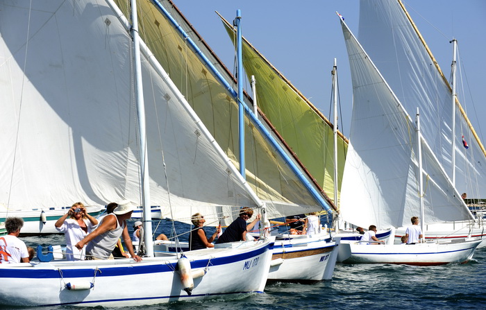 Betina, 150810.
U Betini na otoku Murteru danas je odrzana tradicionalna regata brodova na “latinskog idro ” pod nazivom “Regata za dusu i tilo”, na regati je sudjovalo preko gajeta, leuta i kaica pobjedili su domacini iz Betine.
Na slici mnostvo brodova. Betina, 150810.
U Betini na otoku Murteru danas je odrzana tradicionalna regata brodova na “latinskog idro ” pod nazivom “Regata za dusu i tilo”, na regati je sudjovalo preko gajeta, leuta i kaica pobjedili su domacini iz Betine.
Na slici mnostvo brodova.