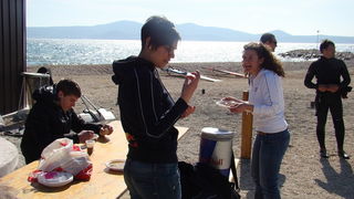 Druzenje uz surf i kite na plazi Makarska u Sukosanu Druzenje uz surf i kite na plazi Makarska u Sukosanu