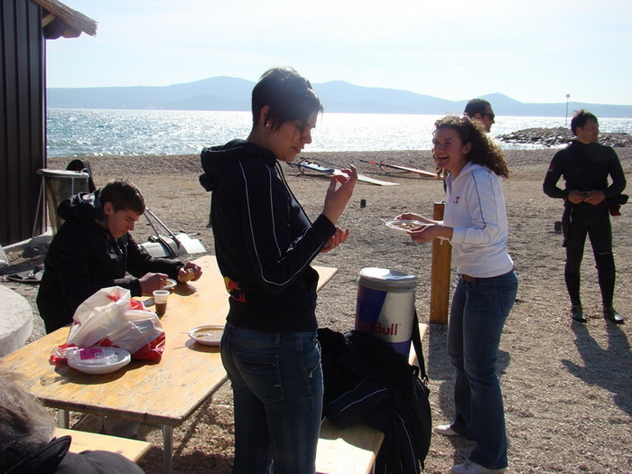 Druzenje uz surf i kite na plazi Makarska u Sukosanu Druzenje uz surf i kite na plazi Makarska u Sukosanu