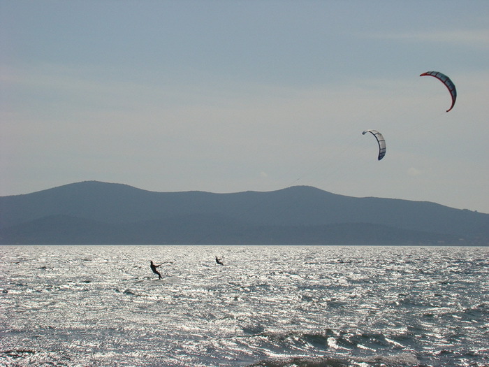 Druzenje uz surf i kite na plazi Makarska u Sukosanu Druzenje uz surf i kite na plazi Makarska u Sukosanu