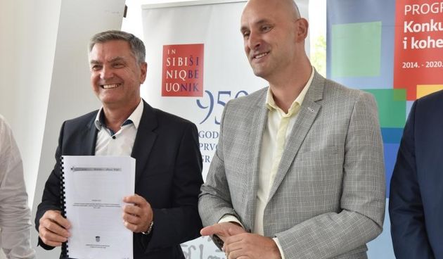 Ministar regionalnoga razvoja i fondova Europske unije Tomislav Tolusic na potpisivanju ugovora s predstavnicima Grada Sibenika za projekt Revitalizacija podrucja tvrdjave sv. Ivan. Gradonacelnik Zeljko Buric, ministar Tomislav Tolusic. Photo: Hrvoje Jel