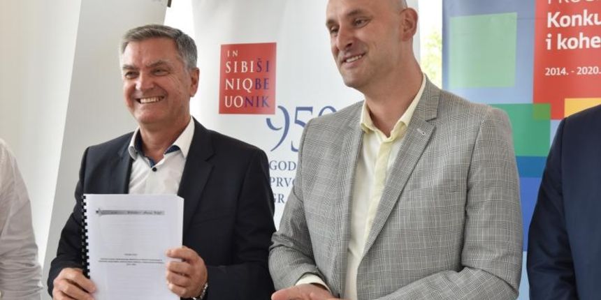 Ministar regionalnoga razvoja i fondova Europske unije Tomislav Tolusic na potpisivanju ugovora s predstavnicima Grada Sibenika za projekt Revitalizacija podrucja tvrdjave sv. Ivan. Gradonacelnik Zeljko Buric, ministar Tomislav Tolusic. Photo: Hrvoje Jel