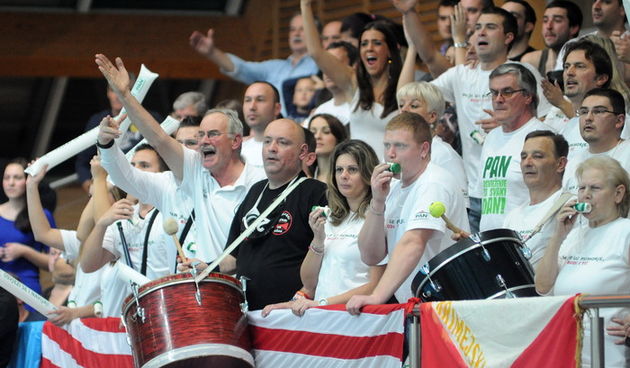 Zadar, 101211
Bazen na Visnjiku.
Utakmica polufinala kupa Hrvatske izmedju VK Primorje i VK Jug.
Na slici: publika
Foto: Luka Gerlanc / CROPIX