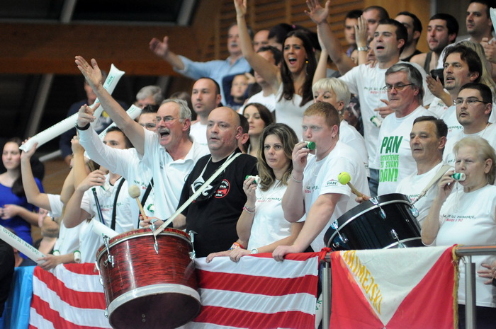 Zadar, 101211
Bazen na Visnjiku.
Utakmica polufinala kupa Hrvatske izmedju VK Primorje i VK Jug.
Na slici: publika
Foto: Luka Gerlanc / CROPIX