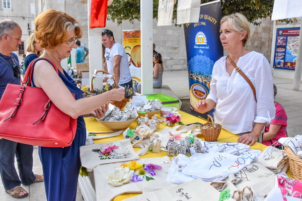 8. Međunarodni festival čipke u Pagu obilježila je modna revija i nastup klape Sol