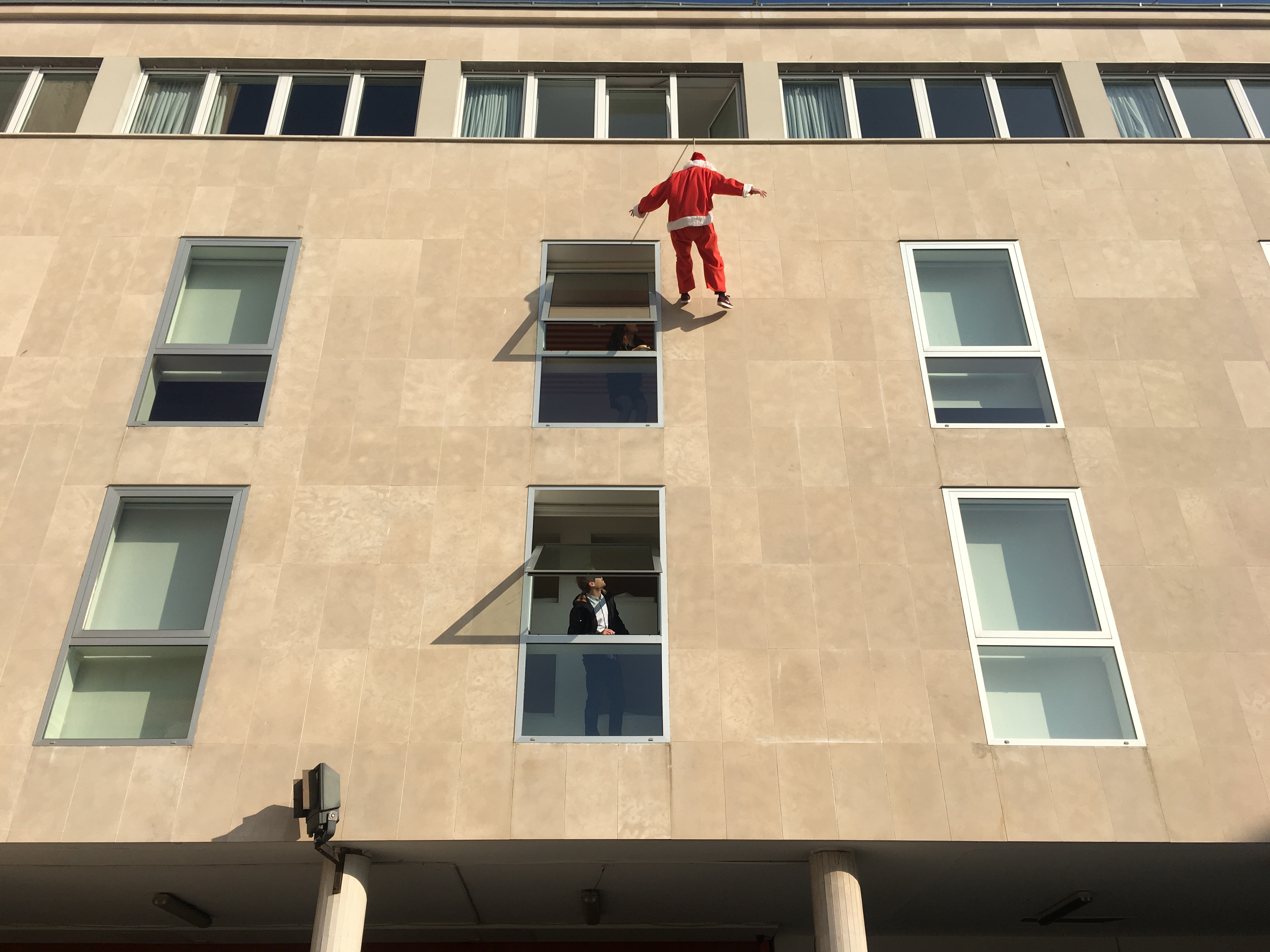 Spektakularno spuštanje Djeda Božićnjaka na Kalelargu Spektakularno spuštanje Djeda Božićnjaka na Kalelargu