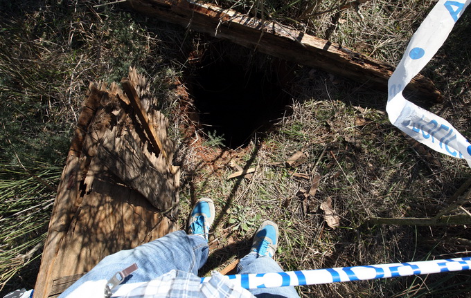 Zadar, 040313.
Naselje Bokanjac. Novi slucaj urusavanja tla. Nakon slucajeva u Lovranu, Drnisu i jos ranije ranije Medjimurju, policiji je prijavu da se otvorila zemlja u sirini i duljini vecoj od metra prijavio u subotu 39-godisnji Joso Marasovic iz Zadr