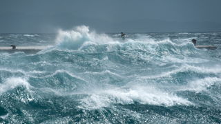Zadar, 260812
Olujno nevrijeme sa jakim zapadnim vjetrom zahvatilo je u ranim popodnevnim satima zadarsko podrucje na radost brojnih turista i Zadrana koji su uzivali u prekrasnim prizorima, ali isto tako i na nesrecu mnogih nauticara kojima je ovakva olu