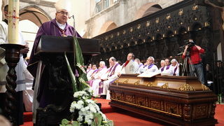 Zadar, 300110.
Pogreb zadarskog nadbiskupa Ivana Prendje u crkvi Svete Stosije.
Zadarski nadbiskup Ivan Prendja preminuo je iznenada  25. sijecnja 2010. godine u Zagrebu u 71. godini zivota, nakon 46 godina svecenistva i 20 godina biskupstva.
Na fotografi