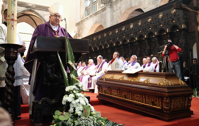 Zadar, 300110.
Pogreb zadarskog nadbiskupa Ivana Prendje u crkvi Svete Stosije.
Zadarski nadbiskup Ivan Prendja preminuo je iznenada  25. sijecnja 2010. godine u Zagrebu u 71. godini zivota, nakon 46 godina svecenistva i 20 godina biskupstva.
Na fotografi