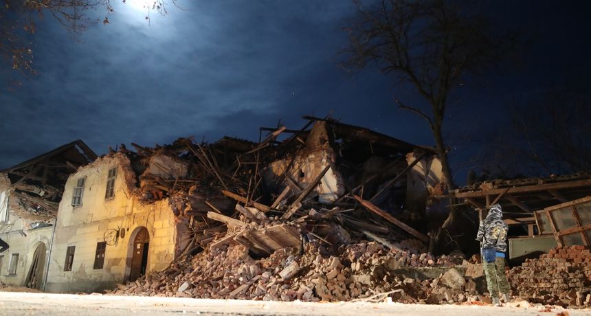 Puste ulice Petrinje u noći nakon što je grad razrušio potres