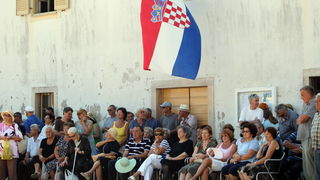 Mali Iz, 260712.
Proslava 70. obljetnice Maloiskog ustanka kojeg zajedno organiziraju Grad Zadar i Udruga antifasistickih boraca pod pokroviteljstvom predsjednika Ive Josipovica. Na spomenik Palima za slobodu i socijalizam u uvali Knez vijence su polozili