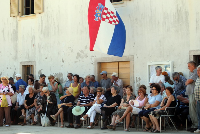 Mali Iz, 260712.
Proslava 70. obljetnice Maloiskog ustanka kojeg zajedno organiziraju Grad Zadar i Udruga antifasistickih boraca pod pokroviteljstvom predsjednika Ive Josipovica. Na spomenik Palima za slobodu i socijalizam u uvali Knez vijence su polozili