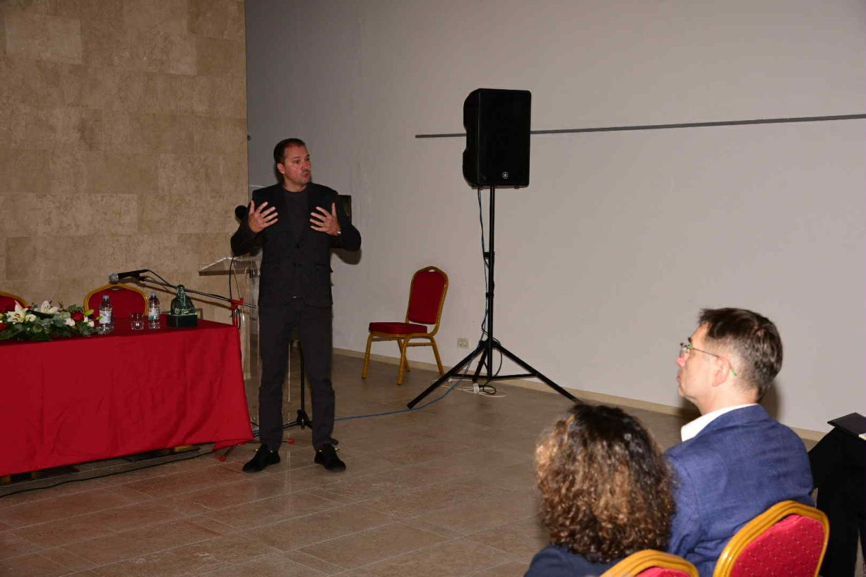 e46bb732-5443-43f5-93e1-b2ebb6910948 e46bb732-5443-43f5-93e1-b2ebb6910948