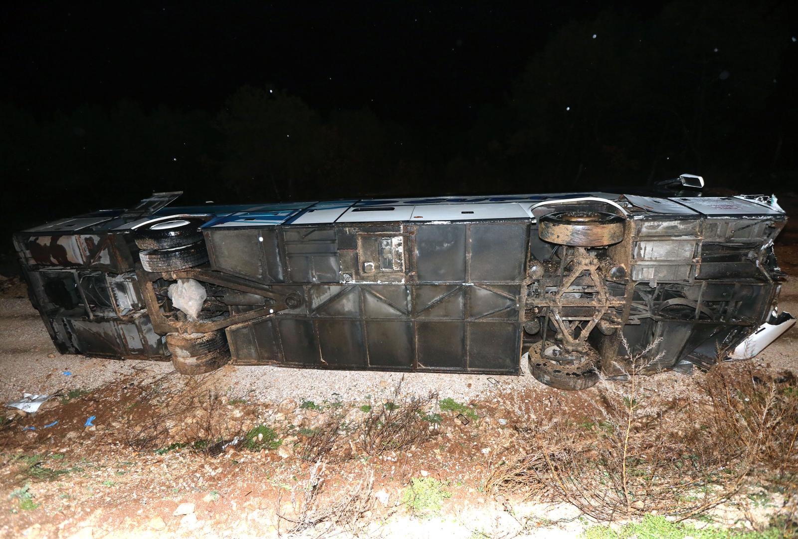 Vodice: U sudaru automobila i autobusa tri osobe ozlijeđene, a autobus završio na boku