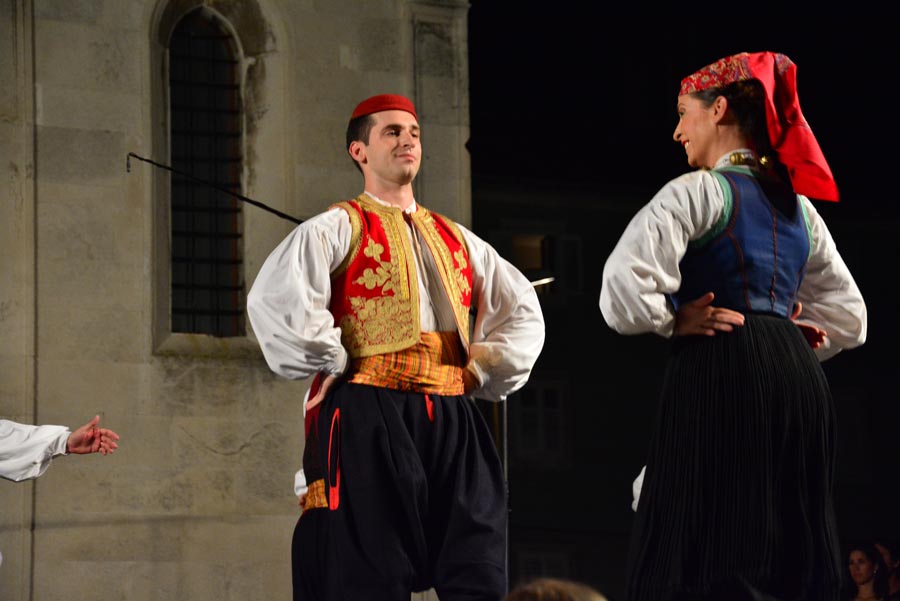 Nastup ansambla Lado ispred crkve sv. Marije ; foto Iva Perinčić Nastup ansambla Lado ispred crkve sv. Marije ; foto Iva Perinčić