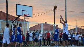 U povodu blagdana Kraljice Mira u Stanovima odigrana utakimica između veterana KK Zadar i Stanova, Foto: Iva Perinčić U povodu blagdana Kraljice Mira u Stanovima odigrana utakimica između veterana KK Zadar i Stanova, Foto: Iva Perinčić