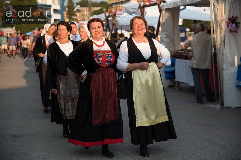 Otvoren 12. biogradski Gastro stol, folklor, etno, običaji, KUD-ovi. Otvoren 12. biogradski Gastro stol, folklor, etno, običaji, KUD-ovi.