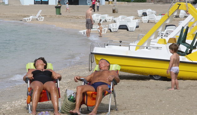Zadar, 080910.
U turistickom naselju Zaton i u postezoni za vrijeme losijeg vremena imaju se s cime zabaviti.
Na fotografiji: plaza u Zatonu.
Foto : Vladimir Ivanov / CROPIX