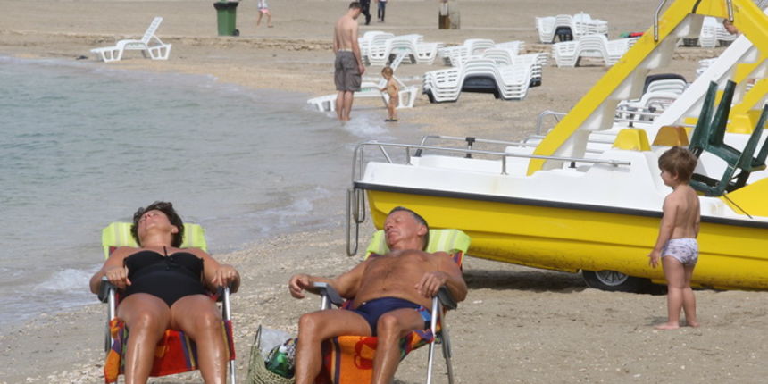 Zadar, 080910.
U turistickom naselju Zaton i u postezoni za vrijeme losijeg vremena imaju se s cime zabaviti.
Na fotografiji: plaza u Zatonu.
Foto : Vladimir Ivanov / CROPIX Zadar, 080910.
U turistickom naselju Zaton i u postezoni za vrijeme losijeg vremena imaju se s cime zabaviti.
Na fotografiji: plaza u Zatonu.
Foto : Vladimir Ivanov / CROPIX