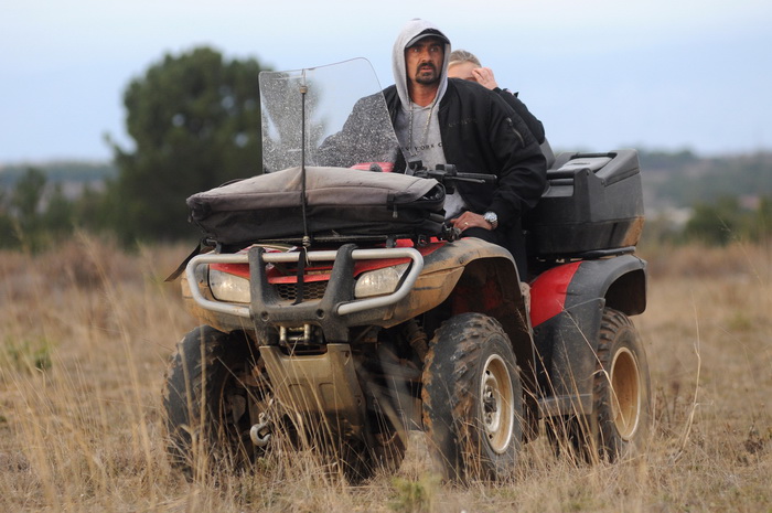 Sepurine, 220112
Na pisti vojarne Sepurine nedaleko od Zadra, okupili su se ljubitelji automoto sporta. Do trenutka kad je policija prekinula aktivnosti na pisti, automobili i motocikli su se utrkivali i izvodili raznorazne akrobacije na odusevljenje pris Sepurine, 220112
Na pisti vojarne Sepurine nedaleko od Zadra, okupili su se ljubitelji automoto sporta. Do trenutka kad je policija prekinula aktivnosti na pisti, automobili i motocikli su se utrkivali i izvodili raznorazne akrobacije na odusevljenje pris
