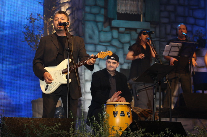 Zadar, 131110.
Dvorana Kresimira Cosica.
Festival zabavne glazbe Zadar 2010. Druga vecer.
Na fotografiji: nastup Dalmatino.
Foto: Vladimir Ivanov / Cropix Zadar, 131110.
Dvorana Kresimira Cosica.
Festival zabavne glazbe Zadar 2010. Druga vecer.
Na fotografiji: nastup Dalmatino.
Foto: Vladimir Ivanov / Cropix