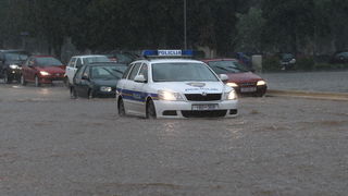 Zadar, 121012. 
Jaka kisa koja od sinoc pada na zadarskom podrucju stvorila je velike probleme u prometu. Najvise problema bilo je kod vec poznatih kriticnih mjesta u gradu: na Relji,kod Veslackog,na Branimiru.
Na fotografiji: detalj sa raskrizja kod Vesl