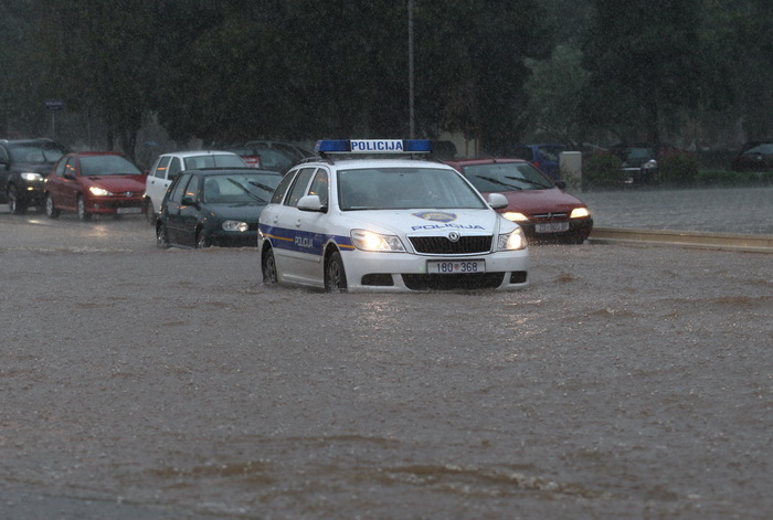Zadar, 121012. 
Jaka kisa koja od sinoc pada na zadarskom podrucju stvorila je velike probleme u prometu. Najvise problema bilo je kod vec poznatih kriticnih mjesta u gradu: na Relji,kod Veslackog,na Branimiru.
Na fotografiji: detalj sa raskrizja kod Vesl