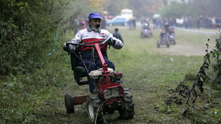 Orahovica, 171010.
Nedaleko od orahovackog jezera na obroncima brda Ruzica grada odrzana je cetvrta po redu utrka motokultivatora i specijalnih vozila koja su izradjena od motora mjesalice za beton i mjenjaca automobila Lada Niva. Namjera organizatora utr