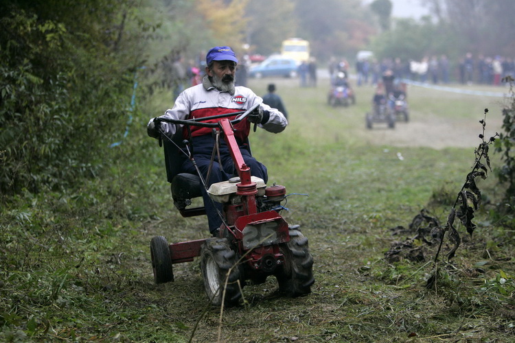 Orahovica, 171010.
Nedaleko od orahovackog jezera na obroncima brda Ruzica grada odrzana je cetvrta po redu utrka motokultivatora i specijalnih vozila koja su izradjena od motora mjesalice za beton i mjenjaca automobila Lada Niva. Namjera organizatora utr