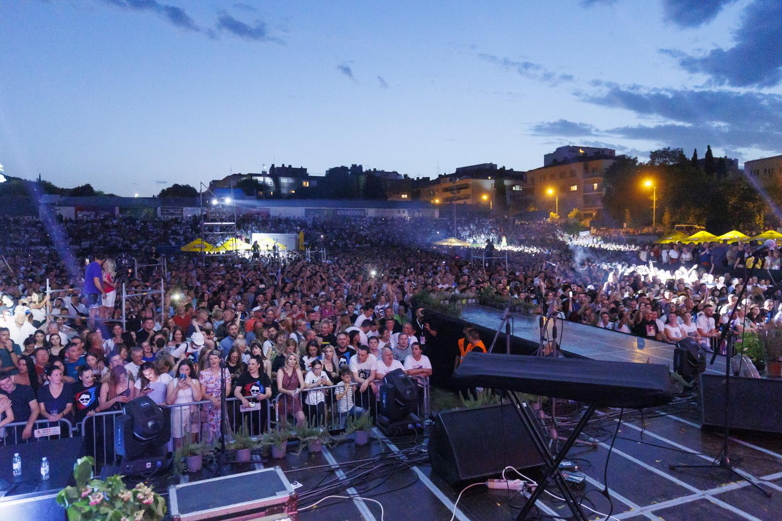 Mišo Kovač i prijatelji na Starom placu u Splitu Mišo Kovač i prijatelji na Starom placu u Splitu