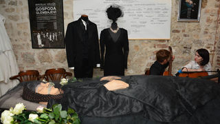 U caffe galeriji “Đina” otvorena izložba “Gospoda Glembajevi” U caffe galeriji “Đina” otvorena izložba “Gospoda Glembajevi”